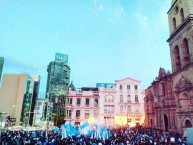 Foto: "Caravana y Banderazo en la Plaza Mayor de San Francisco, La Paz por el nuevo campeonato del Club Bolívar" Barra: La Vieja Escuela • Club: Bolívar