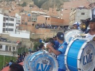 Foto: "La Banda presente en Tembladerani" Barra: La Vieja Escuela • Club: Bolívar • País: Bolívia