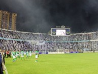 Foto: "Hinchada académica festejando el nuevo campeonato" Barra: La Vieja Escuela • Club: Bolívar • País: Bolívia