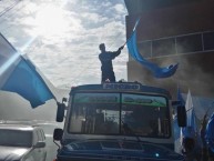 Foto: "Barra Bolivarista llega a Miraflores en una caravanas de micros" Barra: La Vieja Escuela • Club: Bolívar • País: Bolívia