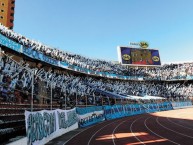 Foto: "Globos blancos en la curva norte donde se ubica la barra brava del Bolívar" Barra: La Vieja Escuela • Club: Bolívar • País: Bolívia