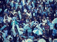 Foto: "Murga y bombos en la platea alta de la curva norte del Siles" Barra: La Vieja Escuela • Club: Bolívar • País: Bolívia