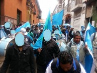 Foto: "La hinchada presente en Potosí" Barra: La Vieja Escuela • Club: Bolívar