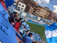 Foto: "Festejando el bicampeonato en Tembladerani" Barra: La Vieja Escuela • Club: Bolívar • País: Bolívia