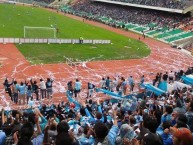 Foto: "Hinchas bolivaristas en el alambrado de la curva norte del Estadio Hernando Siles" Barra: La Vieja Escuela • Club: Bolívar • País: Bolívia