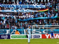 Foto: "El Conejo Arce en el clásico boliviano, en el fondo la barra bolivarista" Barra: La Vieja Escuela • Club: Bolívar • País: Bolívia