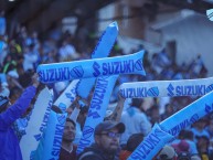 Foto: "Hinchada bolivarista alentando antes de que arranque el clásico boliviano 228" Barra: La Vieja Escuela • Club: Bolívar • País: Bolívia