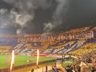 Foto: "Con la garra de los Tigres" Barra: Libres y Lokos &bull; Club: Tigres