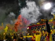 Foto: "Lobo Sur de visitante en la ciudad de Medellin (2021)" Barra: Lobo Sur • Club: Pereira