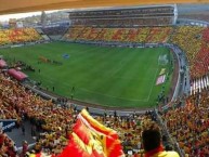 Foto: "La banda del rojiamarillo vs pumas" Barra: Locura 81 • Club: Monarcas Morelia • País: México