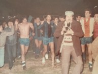 Foto: "1983 Hinchas y jugadores celebrando el titulo copa PollaGol" Barra: Los Acereros &bull; Club: Huachipato