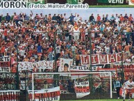 Foto: "en platense, contra laferrere, año 2003" Barra: Los Borrachos de Morón &bull; Club: Deportivo Morón