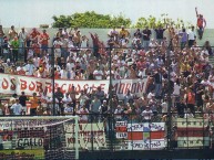 Foto: "en platense, año 2004" Barra: Los Borrachos de Morón &bull; Club: Deportivo Morón