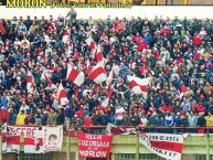 Foto: "Moron copando,  en Jauregui. Septimbre 2005" Barra: Los Borrachos de Morón &bull; Club: Deportivo Morón