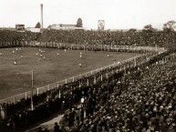 Foto: "En 1923 River inaugura su cancha de Avenida Alvear (hoy Libertador) y Tagle. Jugó ahí hasta 1937" Barra: Los Borrachos del Tablón • Club: River Plate