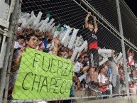 Foto: "Pancartas en honor de las víctimas del accidente con Chapecoense" Barra: Los Borrachos del Tablón • Club: River Plate • País: Argentina