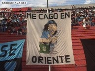 Foto: "Trapo Me cago en Oriente" Barra: Los Chiflados • Club: Blooming