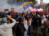 Foto: "Los del Cerro en las manifestaciones masivas del 2019" Barra: Los del Cerro • Club: Everton de Viña del Mar • País: Chile