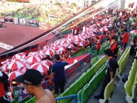 Foto: "Los Paraguas de Los Demonios Rojos" Barra: Los Demonios Rojos • Club: Caracas • País: Venezuela