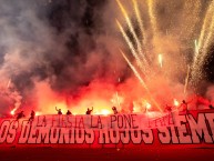 Foto: "La fiesta la pone papá" Barra: Los Demonios Rojos &bull; Club: Caracas