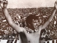 Foto: "VICTOR LEGROTAGLIE Y DETRÃ€S LA AGRUPACIÃ’N BLANQUINEGRA COLAMNDO EL ESTADIO MALVINAS ARGENTINAS , EN ESE TIEMPO LALAMDO ESTADIO CIUDAD DE MENDOZA" Barra: Los Famosos 33 • Club: Gimnasia y Esgrima de Mendoza