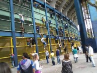 Foto: "Trepandose para pasar a la cancha porque cerraron las puertas" Barra: Los Guerreros • Club: Rosario Central