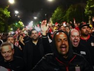 Foto: "Juan Sebastián Verón La Bruja caminando con los hinchas" Barra: Los Leales &bull; Club: Estudiantes de La Plata