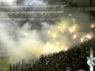 Foto: "Ascenso bengalas" Barra: Los Lokos de Arriba • Club: León • País: México