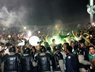 Foto: "Ascenso bengalas" Barra: Los Lokos de Arriba • Club: León