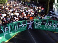 Foto: "El lujo del pueblo protesta alza pasaje" Barra: Los Lokos de Arriba • Club: León