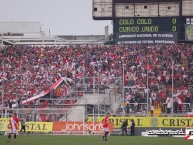 Foto: "llenando el sector visita del monumental de santiago, 2009" Barra: Los Marginales • Club: Curicó Unido • País: Chile