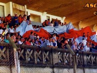 Foto: "En San Pedro, contra Juventud Unida, año 2004" Barra: Los Traperos &bull; Club: Yupanqui