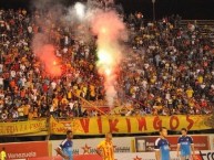 Foto: "Dueños del amarillo y el rojo!" Barra: Los Vikingos • Club: Aragua • País: Venezuela