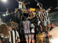 Foto: "Torcedores no caminhão de lixo / Hinchada en camión de la basura" Barra: Loucos pelo Botafogo • Club: Botafogo • País: Brasil