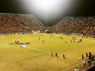 Foto: "Despedida de nuestro maximo idolo, Carlos Pavon." Barra: Mega Barra • Club: Real España • País: Honduras