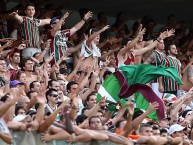 Foto: "Hinchas a cantar el Horto Magiko" Barra: Movimento Popular Legião Tricolor &bull; Club: Fluminense