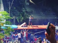 Foto: "JOGADOR EM CIMA DO Ã”NIBUS" Barra: Movimento Turma Tricolor • Club: Bahia