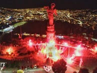 Foto: "MUerte Blanca celebrando los 10 años de la obtencion de la Libertadores" Barra: Muerte Blanca • Club: LDU • País: Ecuador