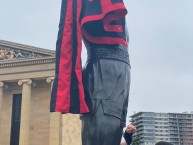 Foto: "En Filadelfia, USA. Estatua de Rocky Balboa" Barra: Nação 12 • Club: Flamengo • País: Brasil