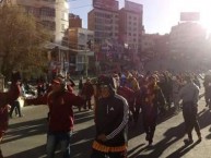 Foto: "Caminando por la calles de la Paz Bolivia año 2017" Barra: Revolución Vinotinto Sur • Club: Tolima • País: Colombia