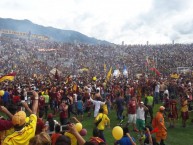 Foto: Barra: Revolución Vinotinto Sur • Club: Tolima • País: Colombia