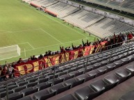 Foto: "Revolución Vinotinto Sur en el Arena da Baixada año 2019" Barra: Revolución Vinotinto Sur • Club: Tolima