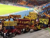 Foto: "Revolución Vinotinto Sur en el estadio Félix Capriles de la ciudad de Cochabamba Bolivia año 2019" Barra: Revolución Vinotinto Sur • Club: Tolima • País: Colombia