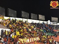 Foto: "Revolución Vinotinto Sur en el estadio Bellavista de la ciudad de Ambato Ecuador año 2020" Barra: Revolución Vinotinto Sur • Club: Tolima • País: Colombia