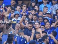 Foto: "El máxilo ídolo con la banda" Barra: Revolucionarios 1928 • Club: Motagua