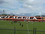 Foto: "Trapo gigante en el juego versus Alianza FC" Barra: Super Naranja - Inmortal 12 - LBC • Club: Club Deportivo Ãguila • País: El Salvador