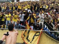 Foto: "Matias Oyola regalando camiseta en el estadio olímpico atahualpa" Barra: Sur Oscura • Club: Barcelona Sporting Club