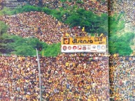 Foto: "en el cerro vecino del estadio Monumental" Barra: Sur Oscura • Club: Barcelona Sporting Club • País: Ecuador