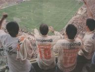 Foto: Barra: Trinchera Norte • Club: Universitario de Deportes