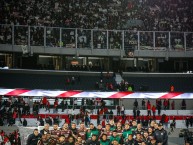 Foto: "En el Monumental de Núñez vs River Plate, 05/2025" Barra: Trinchera Norte &bull; Club: Universitario de Deportes &bull; País: Peru